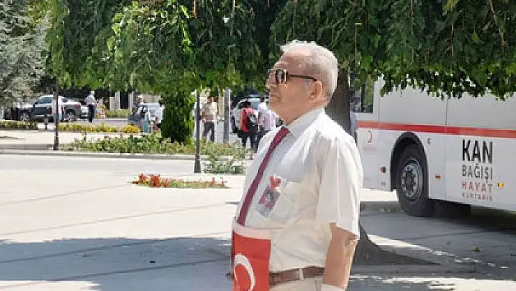 Şehit babasından tek başına saygı duruşu