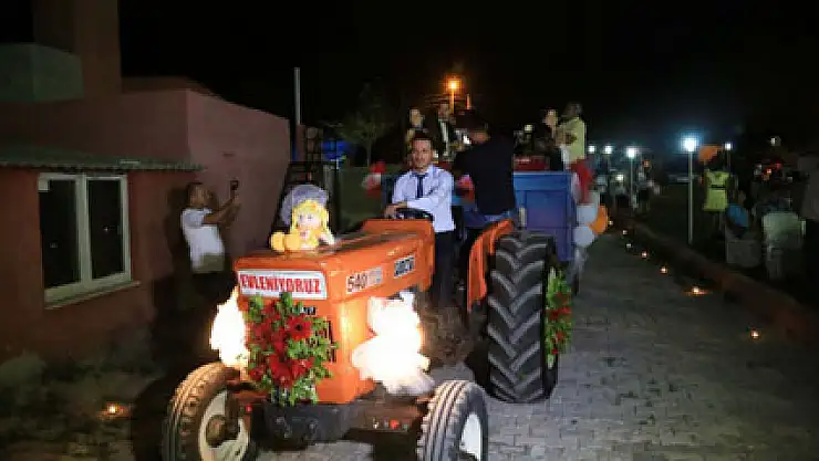 Traktör 'gelin arabası' oldu