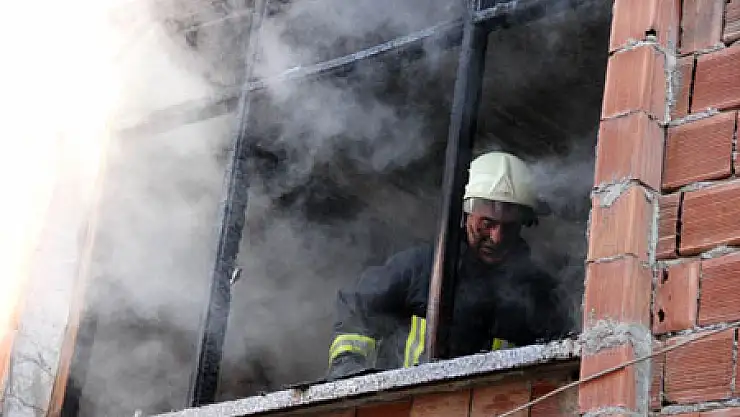 Bunalıma girdi,evini yaktı!