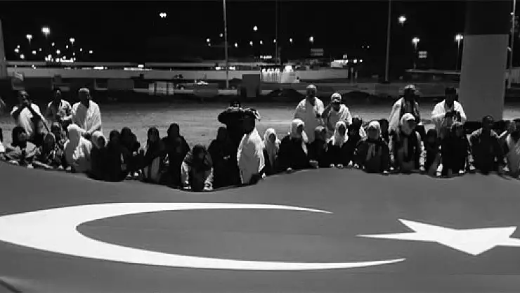 Hacı adayları Mekke'de dua edip Bayrak açtı