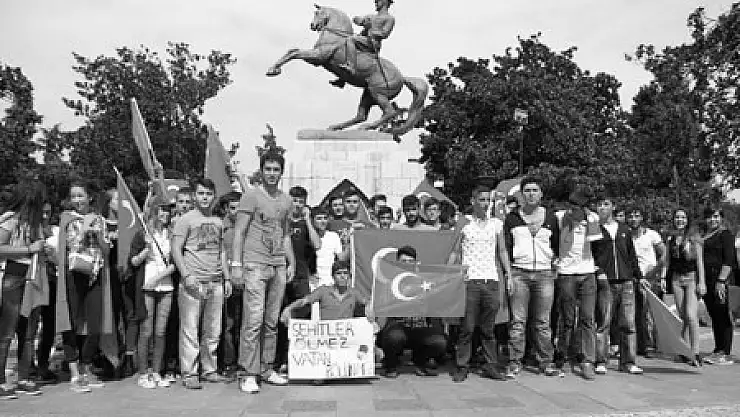 SAMSUNLU GENÇLERDEN TERÖRE TEPKİ YÜRÜYÜŞÜ