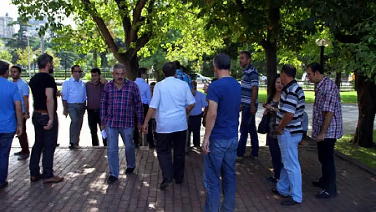 DOLANDIRILAN MÜLTECİLER VALİLİK ÖNÜNDE TOPLANDI