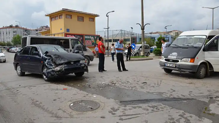 OTOMOBİL İLE MİNİBÜS ÇARPIŞTI: 1 YARALI