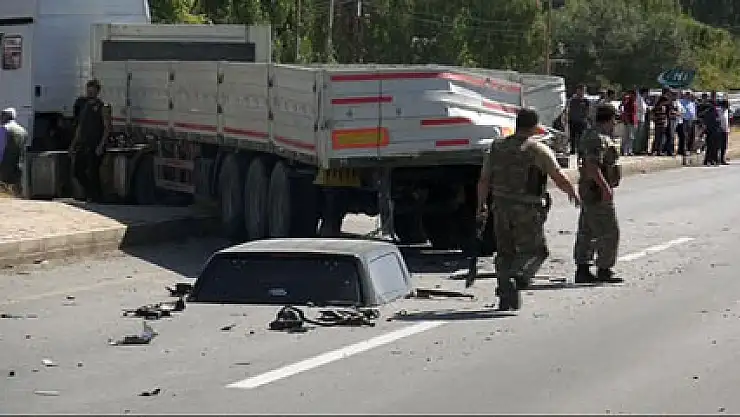 Polis aracı TIR'a çarptı: 2 şehit, 2 yaralı