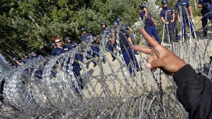 Macaristan, Hırvatistan sınırına tel örgü çekmeye başladı