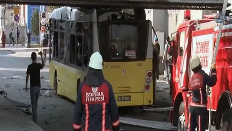 Polisleri taşıyan otobüs üst geçide çarptı
