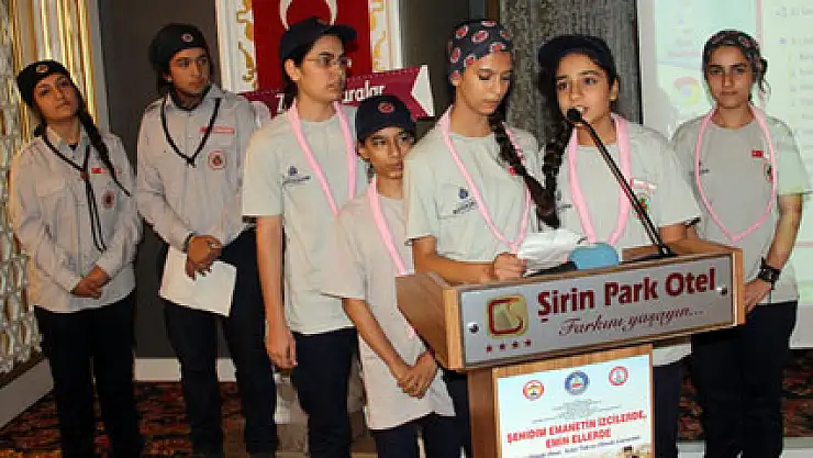 Şehit ve gazi isimlerini okuyan izciler herkesi ağlattı