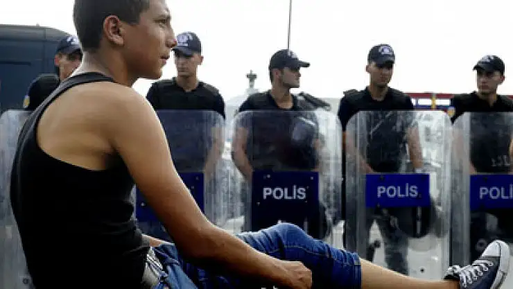 Edirne'ye yürüyen Suriyeli mültecilere polis engeli