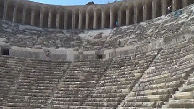 Aspendos Antik Tiyatrosu'nda mermer tartışması