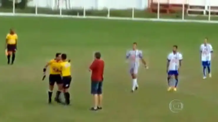 Kendisine itiraz edilen hakem silah çekti