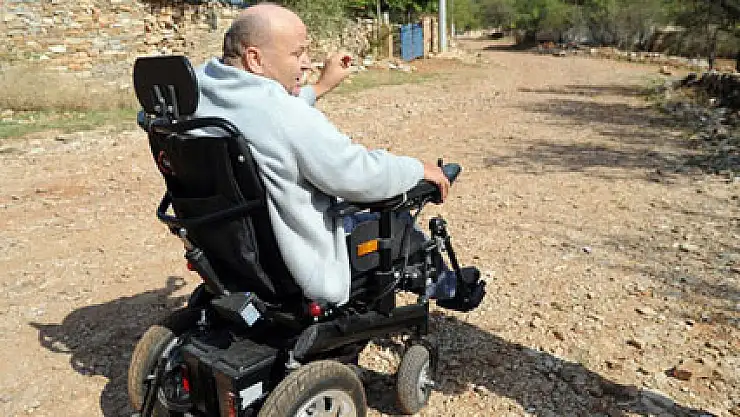 Akülü sandalyesi var ama gidecek yolu yok