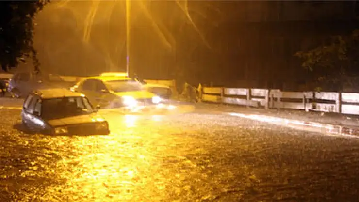 Şiddetli yağış sebebiyle araçlar suya gömüldü