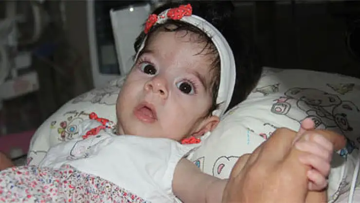 Suriyeli bebeğe hemşire annelik yaptı