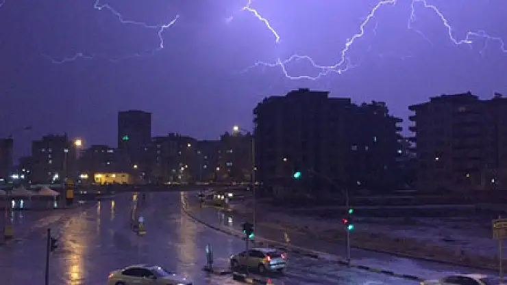 Şimşeklerin dansı geceyi aydınlattı