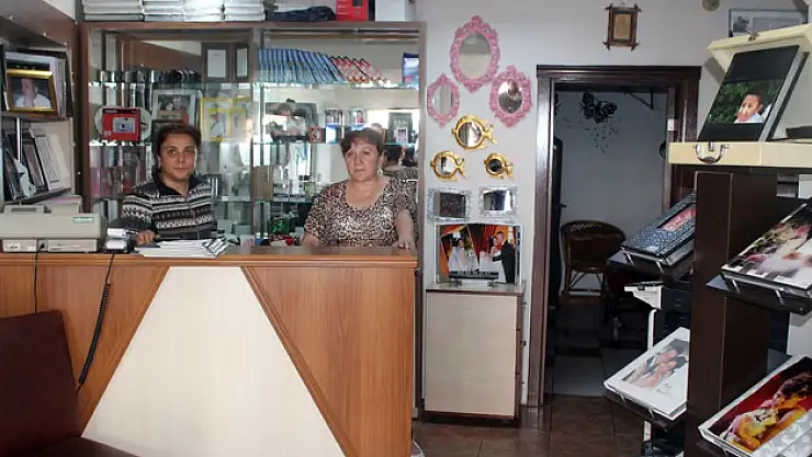 Fotoğrafçı dükkanı böyle soyuldu