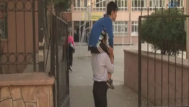 Engelli oğlunu okula böyle götürüyor