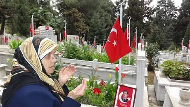 19 Yıldır şehit oğlunun mezarına sarılıyor