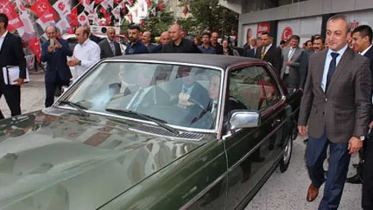 Bahçeli, seçim iletişim merkezine kendi arabasıyla geldi