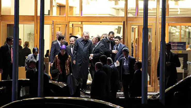 Erdoğan'a havalimanında gizemli dosya!