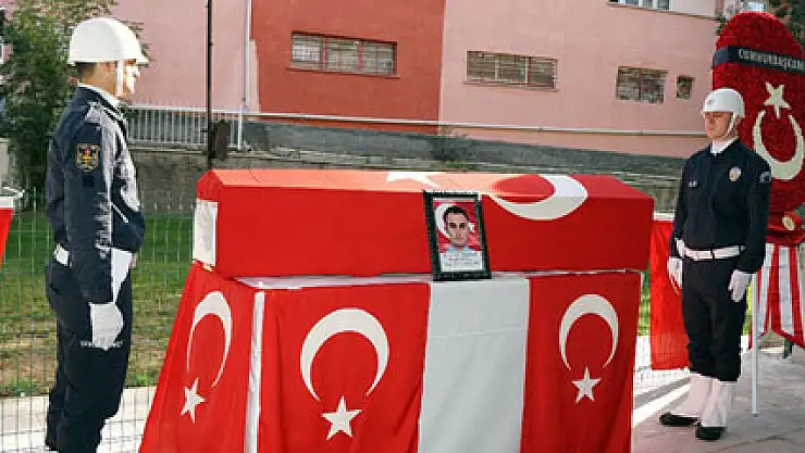 Şehit polisi son yolculuğuna binlerce vatandaş uğurlandı