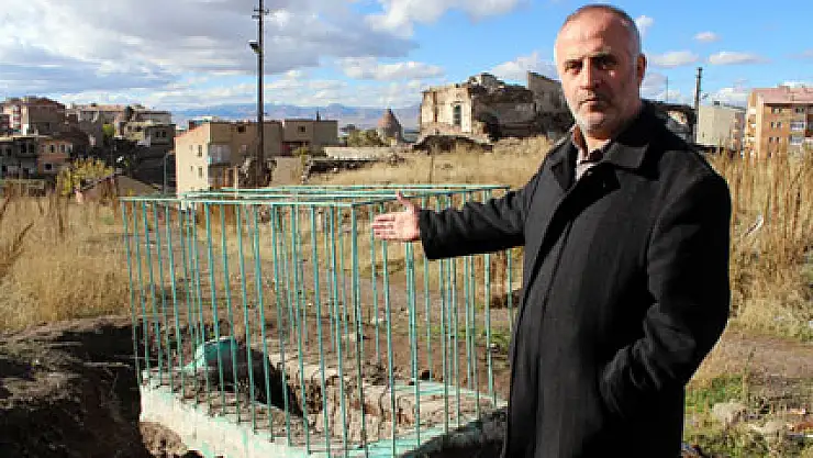 15 gün boyunca mezar kazıp define aradılar