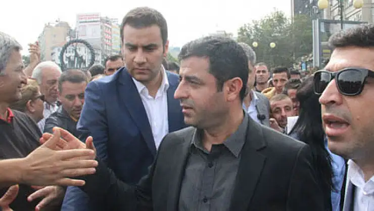 95 kişinin öldüğü yerde miting yapıp 1 Kasım'ı işaret etti