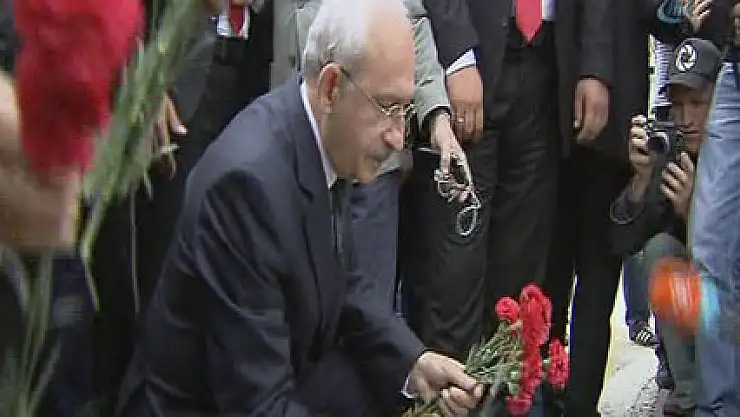 Kılıçdaroğlu, patlamanın olduğu yere karanfil bıraktı