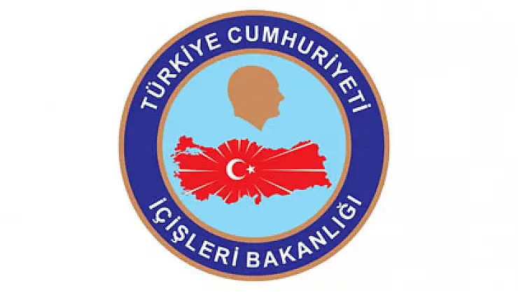 O fotoğrafla ilgili 2 kişi görevden alındı