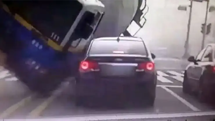 Beton mikseri otomobilin üzerine devrildi: 3 ölü