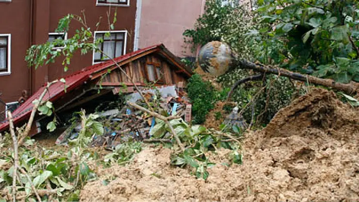Karadeniz'i heyelan vurdu, evler toprak altında kaldı!