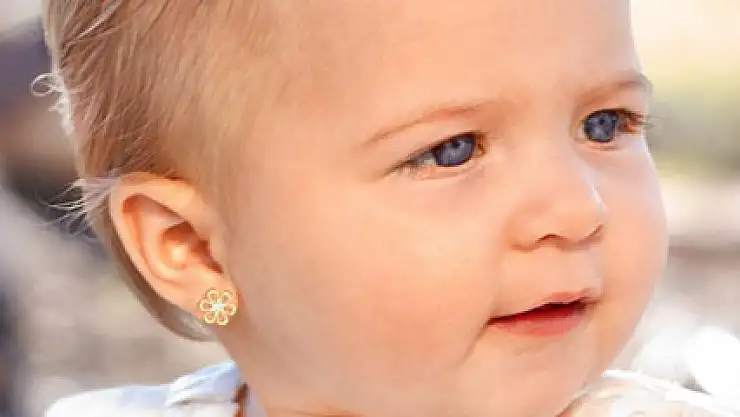 Küçük yaşta takılan küpeye dikkat