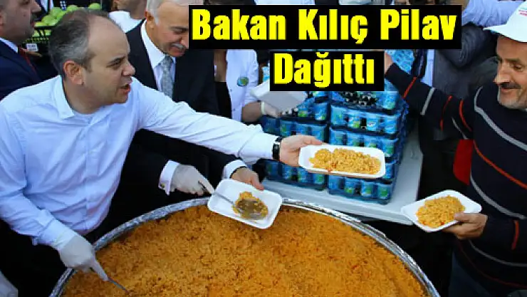 Bakan Kılıç Pilav Dağıttı