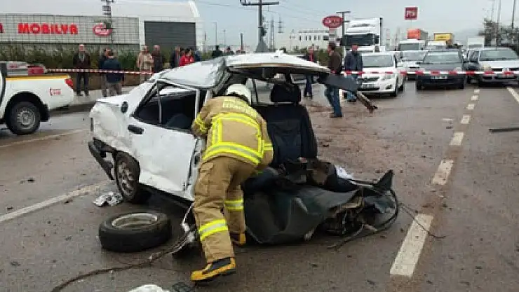 Otomobil ikiye bölündü: 1 ölü