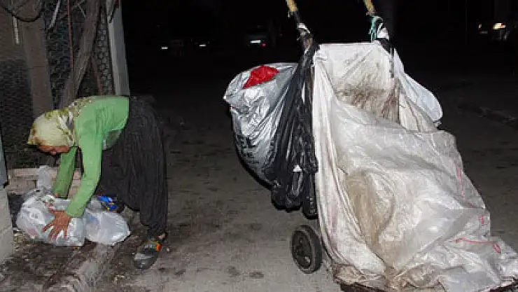 İlaçlarını alabilmek için şafak vakti atık kağıt topluyor