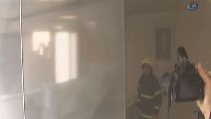 Maaşı kesilince bankada kendini yakmaya çalıştı