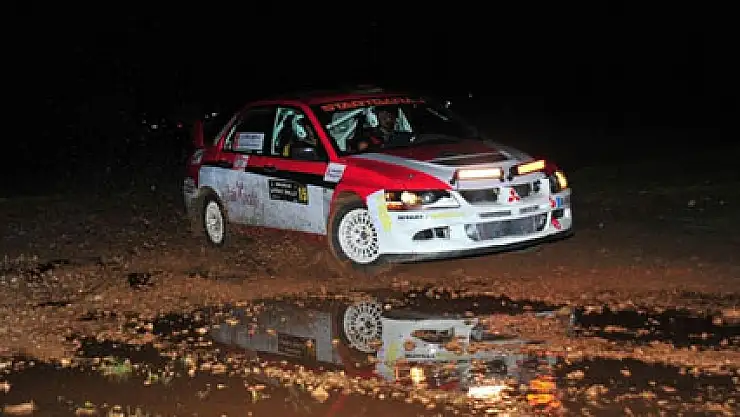 Gece rallisi nefes kesti