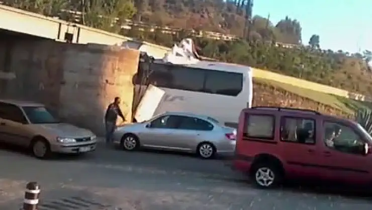 Otobüs alt geçide sıkıştı