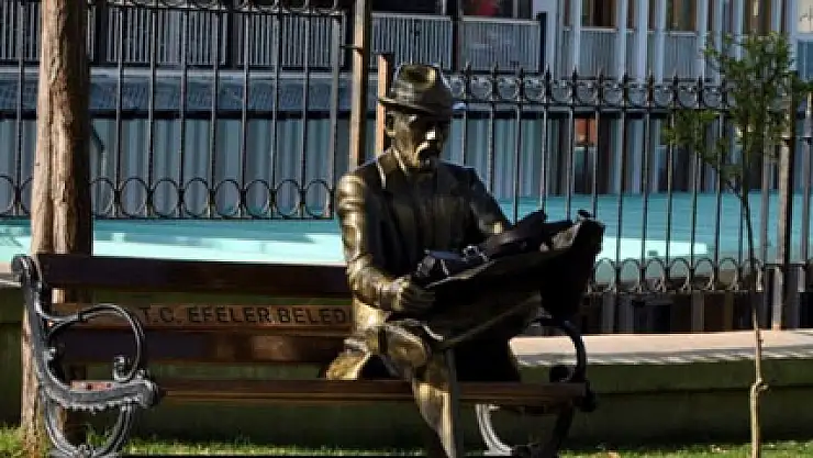 Heykelin kucağında şüpheli çanta!