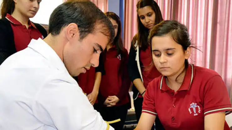 Fedakar öğretmenler öğrencileri için canlı manken oldu