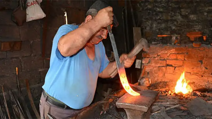 Yarım asırdır demircilik yapıyor