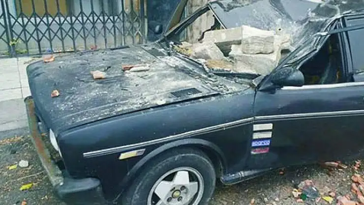 Önce aracını yaktı sonra taşladı