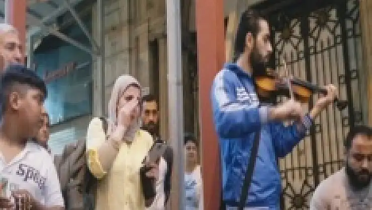 Arapça ezgiler Suriyeli kadını gözyaşlarına boğdu