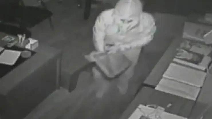 İşyerinin kepenklerini kırıp, hırsızlık yaptılar