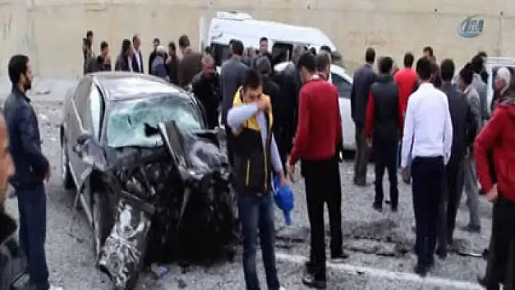 Otomobil ile minibüs çarpıştı: 20 yaralı