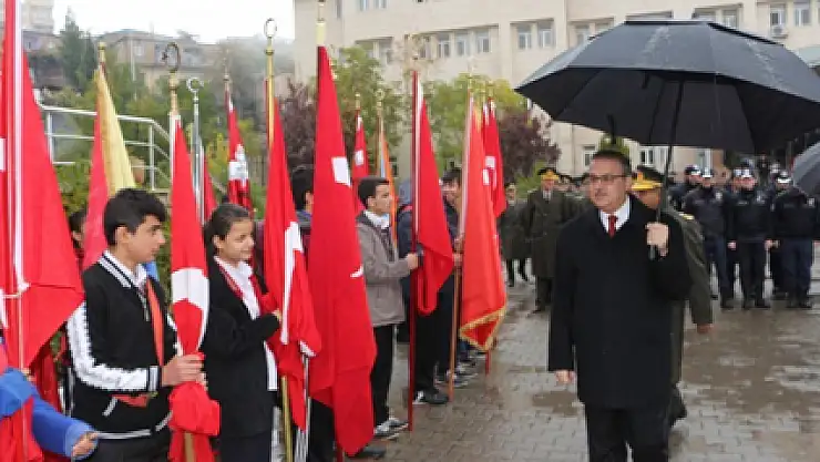 Protokol şemsiyeli, öğrenciler sırılsıklam