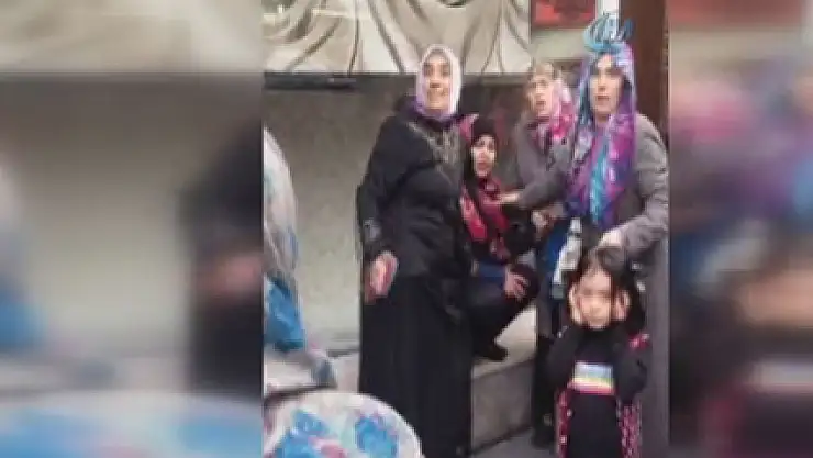 Sahte gelinin altınlarını sokakta söktüler