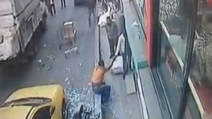 Senegalli genci 3. kattan aşağı böyle attılar