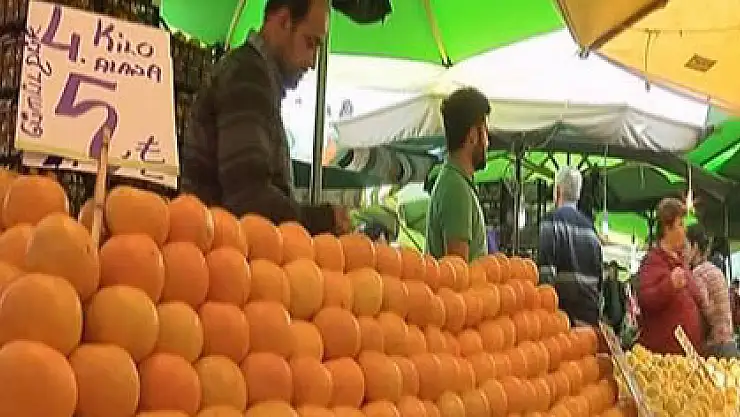 Bindikleri Araçtaki 3 Kilo Mandalinayı Gasp Ettiler