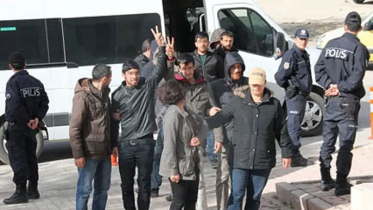 Zafer işareti yapan oğluna 'İndir o elini hayvan herif' tepkisi