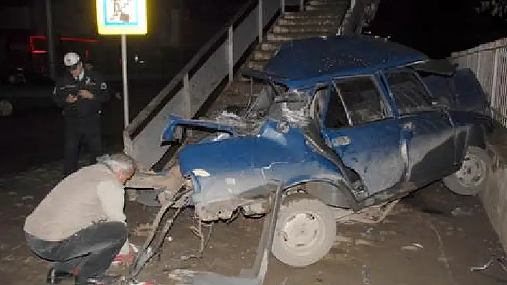 Hurdaya dönen araçtan sağ çıktılar